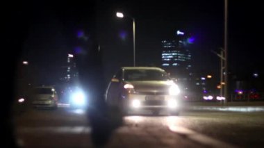 Geceleri Moğolistan 'ın başkenti Ulaanbaatar' da sokak trafiği, yaklaşık Mart 2019