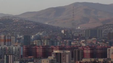 Zaisan Anıtı 'ndan Moğolistan' ın başkenti Ulaanbaatar manzarası, yaklaşık Mart 2019