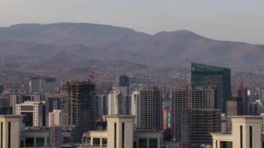 Zaisan Anıtı 'ndan Moğolistan' ın başkenti Ulaanbaatar manzarası, yaklaşık Mart 2019
