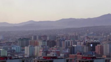 Zaisan Anıtı 'ndan Moğolistan' ın başkenti Ulaanbaatar manzarası, yaklaşık Mart 2019