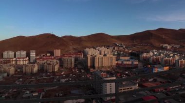 Zaisan Anıtı 'ndan Moğolistan' ın başkenti Ulaanbaatar manzarası, yaklaşık Mart 2019