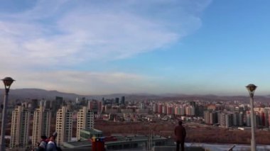 Zaisan Anıtı 'ndan Moğolistan' ın başkenti Ulaanbaatar manzarası, yaklaşık Mart 2019