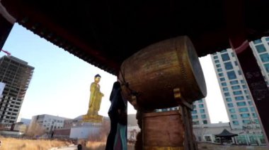 Mart 2019 'da Moğolistan' ın başkenti Ulaanbaatar 'daki Uluslararası Buda Parkı' nda kimliği belirsiz kişiler.