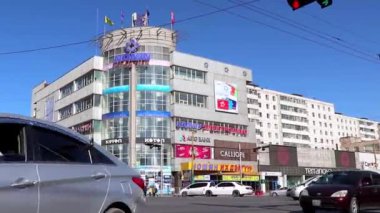 Moğolistan 'ın başkenti Ulaanbaatar' da büyük bir mağaza olan Nomin Plaza 'da sokak trafiği, yaklaşık Mart 2019