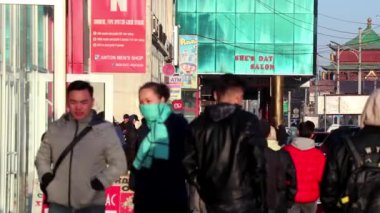 Mart 2019 dolaylarında, Moğolistan 'ın başkenti Ulaanbaatar' ın sokaklarında kimliği belirsiz insanlar görüldü.