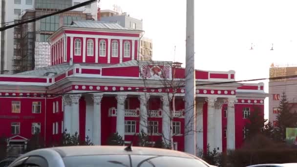 2019年3月頃 モンゴルの首都ウランバートルのオペラハウスでの路上交通 — ストック動画