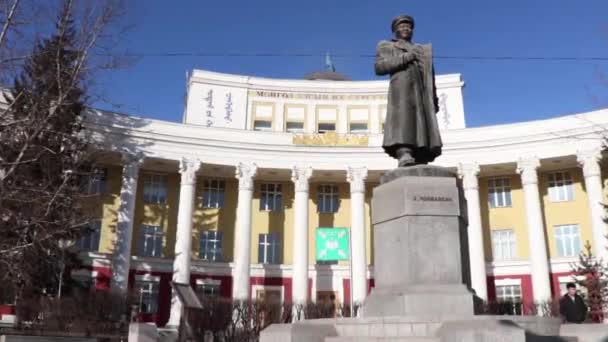 Памятник Перед Монгольским Национальным Университетом Улан Баторе Столице Монголии Около — стоковое видео