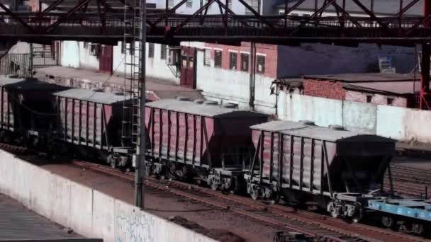 モンゴルの首都ウランバートルの鉄道駅は 架空橋から見ると2019年3月頃 — ストック動画
