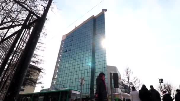 Oidentifierade Personer Och Gatutrafik Centrala Ulaanbaatar Mongoliets Huvudstad Cirka Mars — Stockvideo