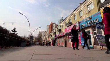 Mart 2019 'da Moğolistan' ın başkenti Ulaanbaatar 'da kimliği belirsiz kişiler ve sokak trafiği