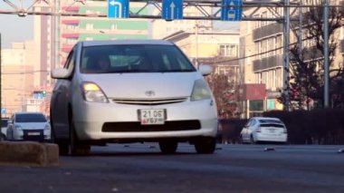 Moğolistan 'ın başkenti Ulaanbaatar' da sokak trafiği, yaklaşık Mart 2019