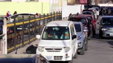 Moğolistan 'ın başkenti Ulaanbaatar' da sokak trafiği, yaklaşık Mart 2019