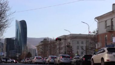 Moğolistan 'ın başkenti Ulaanbaatar' da sokak trafiği, yaklaşık Mart 2019