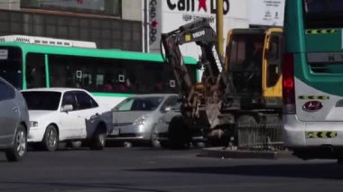 Moğolistan 'ın başkenti Ulaanbaatar' da sokak trafiği, yaklaşık Mart 2019