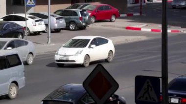 Moğolistan 'ın başkenti Ulaanbaatar' da sokak trafiği, yaklaşık Mart 2019