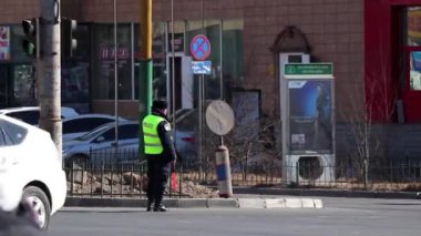 Moğolistan 'ın başkenti Ulaanbaatar' da sokak trafiği, yaklaşık Mart 2019