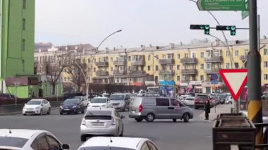 Moğolistan 'ın başkenti Ulaanbaatar' da sokak trafiği, yaklaşık Mart 2019