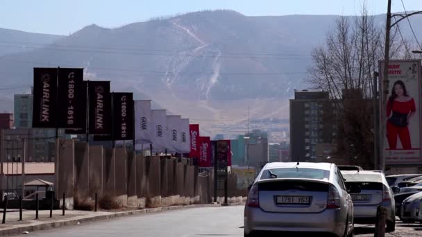 Straßenverkehr Ulaanbaatar Der Hauptstadt Der Mongolei März 2019 — Stockvideo