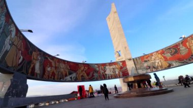 Mart 2019 'da Moğolistan' ın başkenti Ulaanbaatar 'daki Zaisan Anıtı' nda dikildi.