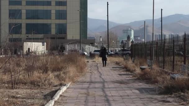 Unbekannte Auf Der Straße Der Innenstadt Von Ulaanbaatar Der Hauptstadt — Stockvideo