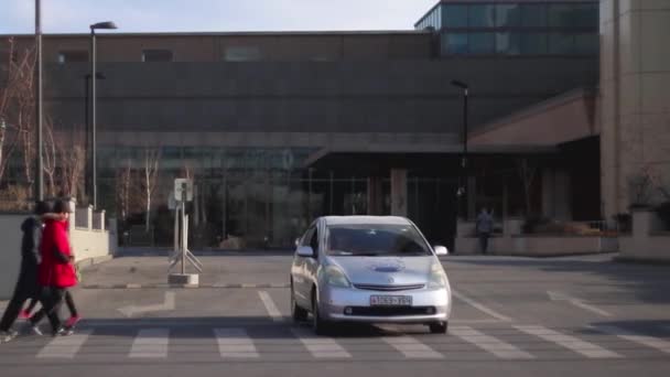 Ongeïdentificeerde Mensen Straat Het Centrum Van Ulaanbaatar Hoofdstad Van Mongolië — Stockvideo