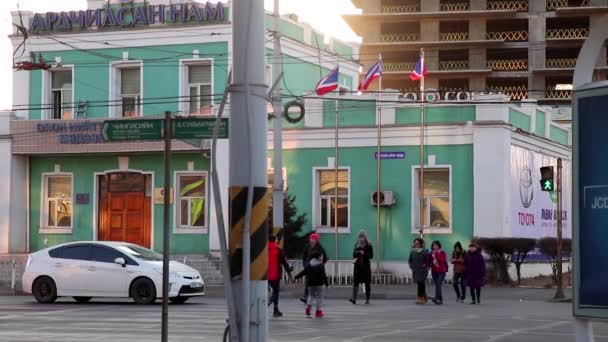 Neidentifikovaní Lidé Ulici Centru Města Ulaanbaatar Hlavní Město Mongolska Kolem — Stock video