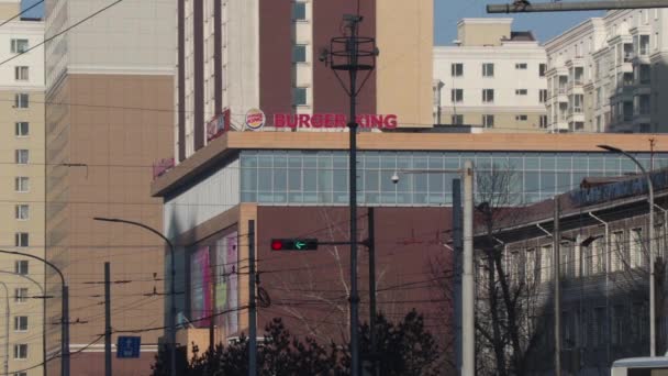2019年3月左右 蒙古首都乌兰巴托的汉堡王餐厅 — 图库视频影像