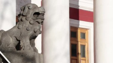 Aslan heykeli, yakın plan ayak izleri.