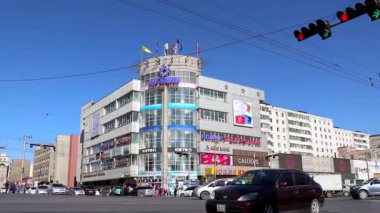 Moğolistan 'ın başkenti Ulaanbaatar' da büyük bir mağaza olan Nomin Plaza 'da sokak trafiği, yaklaşık Mart 2019