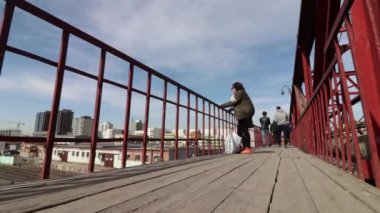 Moğolistan 'ın başkenti Ulaanbaatar' daki bir tren istasyonunda, yaklaşık Mart 2019 'da köprüde.