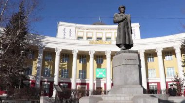 Moğolistan 'ın başkenti Ulaanbaatar' daki Moğol Ulusal Üniversitesi önündeki anıt, yaklaşık Mart 2019