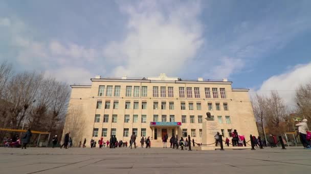 Onbekenden Straatverkeer Het Centrum Van Ulaanbaatar Hoofdstad Van Mongolië Circa — Stockvideo