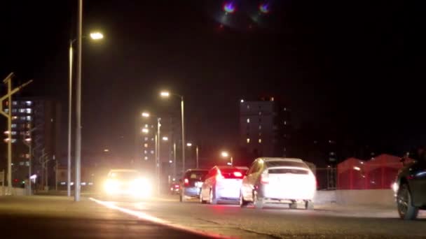 2019年3月頃 夜のモンゴルの首都ウランバートルでの道路交通 — ストック動画