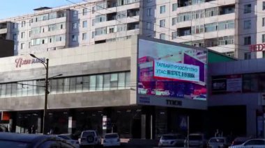 Moğolistan 'ın başkenti Ulaanbaatar' da sokak trafiği, yaklaşık Mart 2019