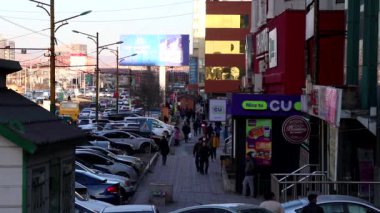 Moğolistan 'ın başkenti Ulaanbaatar' da sokak trafiği, yaklaşık Mart 2019