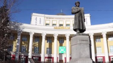 Moğolistan 'ın başkenti Ulaanbaatar' daki Moğol Ulusal Üniversitesi önündeki anıt, yaklaşık Mart 2019