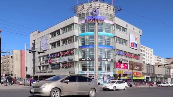 Straßenverkehr Nomin Plaza Einem Großen Kaufhaus Ulaanbaatar Der Hauptstadt Der — Stockvideo