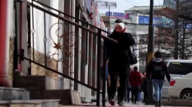 Moğolistan 'ın başkenti Ulaanbaatar' da sokak trafiği, yaklaşık Mart 2019