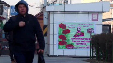 Moğolistan 'ın başkenti Ulaanbaatar' da sokak trafiği, yaklaşık Mart 2019