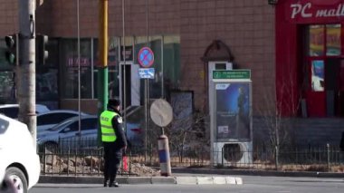 Moğolistan 'ın başkenti Ulaanbaatar' da sokak trafiği, yaklaşık Mart 2019