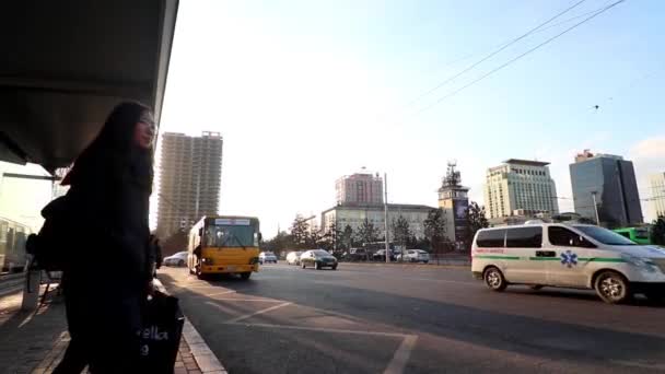 Persone Non Identificate Strada Nel Centro Ulaanbaatar Capitale Della Mongolia — Video Stock