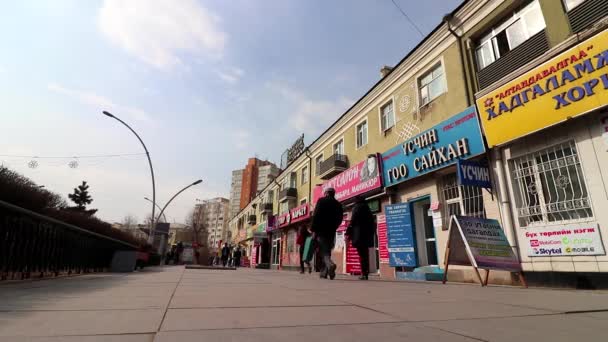 Niezidentyfikowani Ludzie Ruch Uliczny Centrum Ulaanbaatar Stolicy Mongolii Około Marca — Wideo stockowe