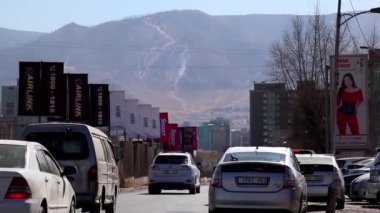 Moğolistan 'ın başkenti Ulaanbaatar' da sokak trafiği, yaklaşık Mart 2019