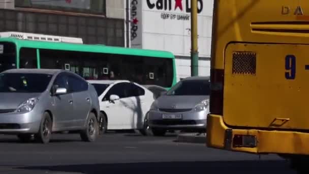 Tráfego Rua Ulaanbaatar Capital Mongólia Por Volta Março 2019 — Vídeo de Stock