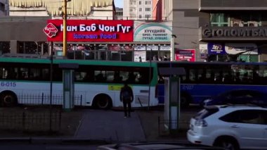 Moğolistan 'ın başkenti Ulaanbaatar' da sokak trafiği, yaklaşık Mart 2019