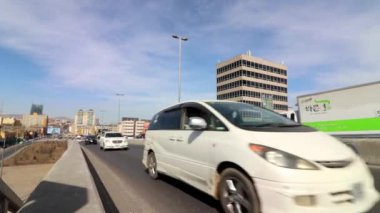 Moğolistan 'ın başkenti Ulaanbaatar' da sokak trafiği, yaklaşık Mart 2019