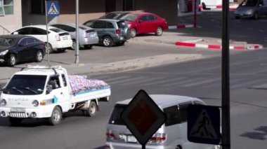 Moğolistan 'ın başkenti Ulaanbaatar' da sokak trafiği, yaklaşık Mart 2019