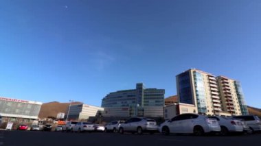 Moğolistan 'ın başkenti Ulaanbaatar' da sokak trafiği, yaklaşık Mart 2019