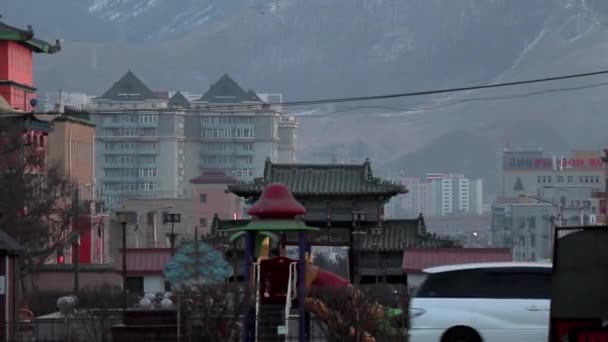 蒙古首都乌兰巴托市中心街道上身份不明的人 — 图库视频影像