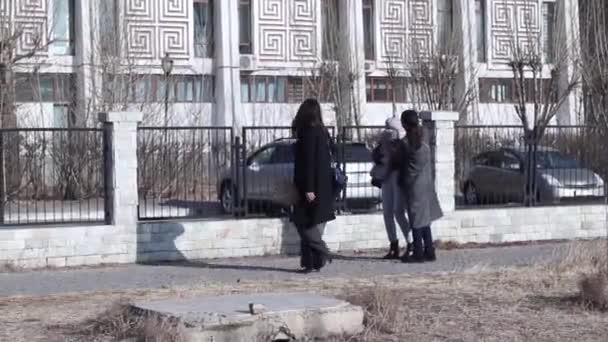 Niezidentyfikowani Ludzie Ulicy Centrum Ulaanbaatar Stolicy Mongolii Około Marca 2019 — Wideo stockowe